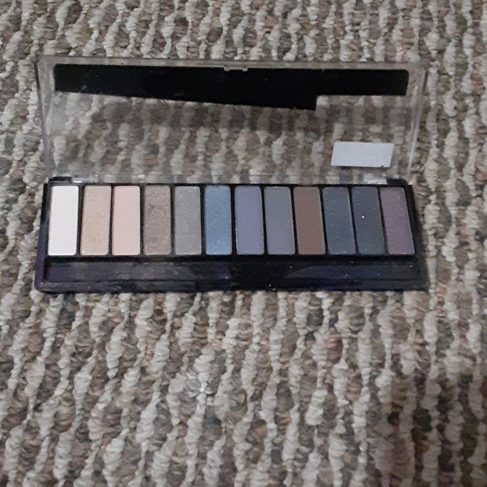 Makeup - Picture 2 of 2